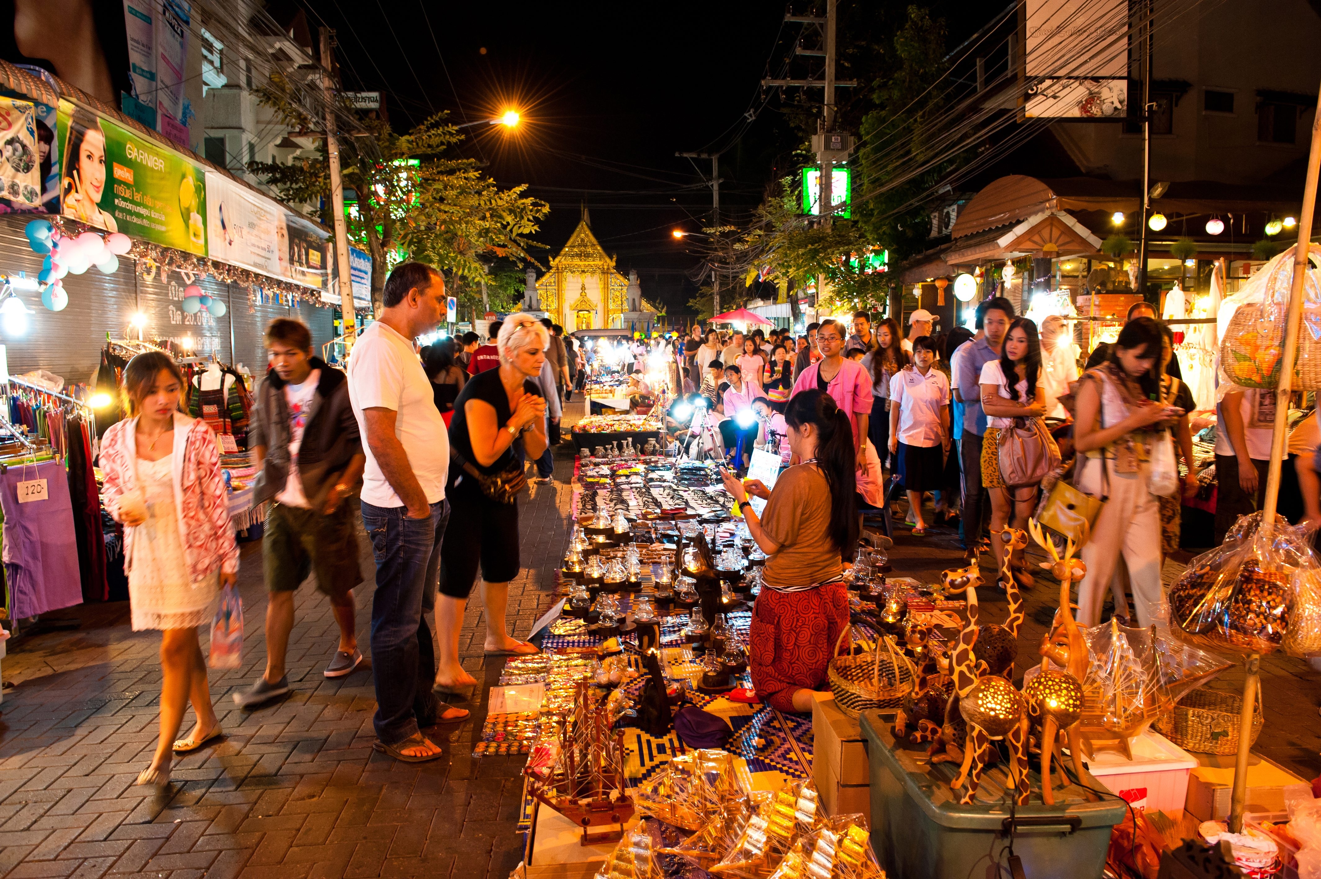 Thanon Kon Dern Chiang Mai on Sunday